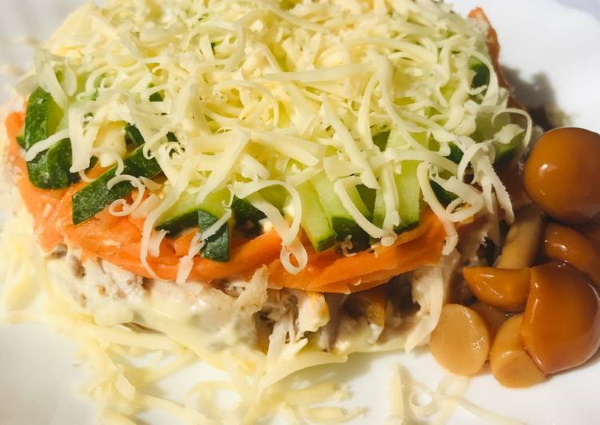 Салат с маринованными опятами. Рецепт простой с курицей, ветчиной, морковью, ананасом, картофелем