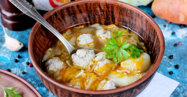 Щи с фрикадельками и капустой квашеной, свежей. Рецепт вкусный пошаговый, как готовить в мультиварке