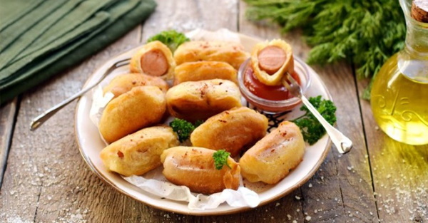 Сосиски в кляре на сковороде. Рецепт на палочке с сыром для детей