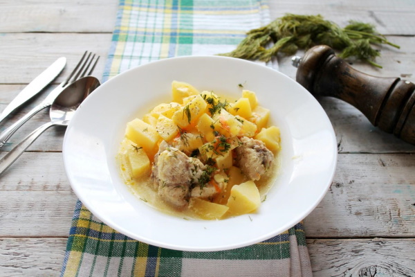 Курица с картошкой на сковороде тушеная, жареная. Рецепт с фото пошагово