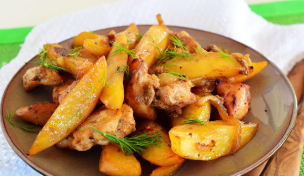 Курица с картошкой на сковороде тушеная, жареная. Рецепт с фото пошагово