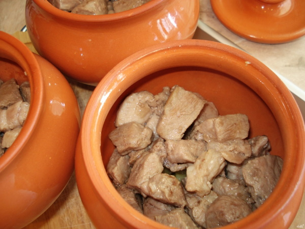 Мясо в горшочке с овощами в духовке, микроволновке. Рецепт с картошкой и без, грибами, сыром
