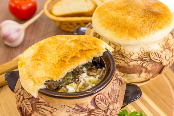 Мясо в горшочке с овощами в духовке, микроволновке. Рецепт с картошкой и без, грибами, сыром