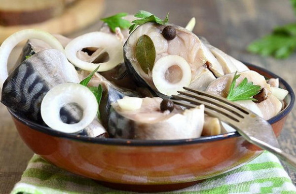 Сагудай из скумбрии. Рецепт с луком, чесноком, лимоном, уксусом, соевым соусом