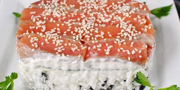 Салат из красной рыбы соленой. Рецепт слоями простой с картошкой, помидорами, сыром, авокадо, рисом
