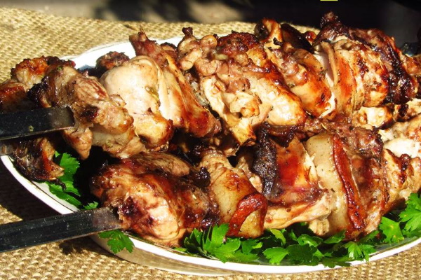маринад мяса в минералке и луке. shashlyk v mineralke 1. маринад мяса в минералке и луке фото. маринад мяса в минералке и луке-shashlyk v mineralke 1. картинка маринад мяса в минералке и луке. картинка shashlyk v mineralke 1. Сезон пикников продолжается! Сегодня мы с вами сотворим нежный, сочный и очень вкусный шашлык с майонезом и минералкой. Это блюдо пользуется завидной популярностью во всех странах мира и готовится из разных видов мяса, птицы, рыбы и даже овощей. Однако если неправильно обработать ингредиенты, кушанье может получиться весьма неаппетитным. Чтобы такого не случилось, стоит знать несколько маленьких кулинарных секретов, о которых мы с удовольствием расскажем.
