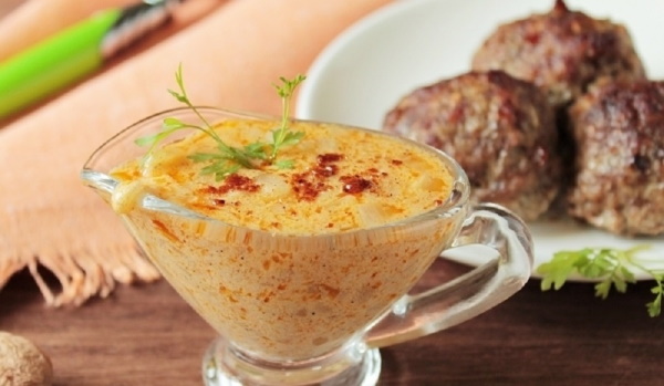 Соус для котлет. Рецепты как в детском саду, с макаронами, сметаной, томатной пастой, мукой, гречкой