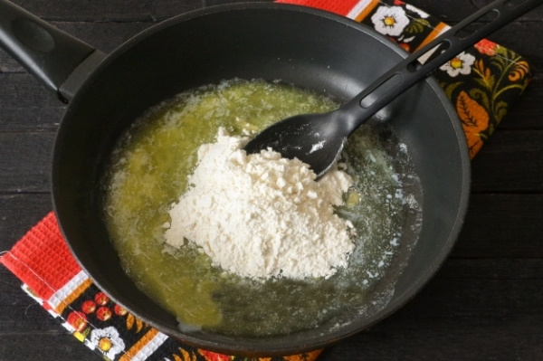 Соус для котлет. Рецепты как в детском саду, с макаронами, сметаной, томатной пастой, мукой, гречкой