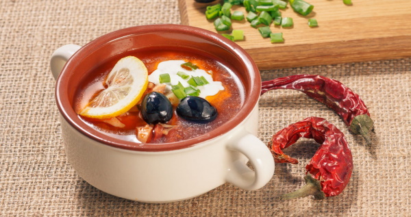 Суп солянка. Рецепт классический с мясом, колбасой, копченостями. Фото, как приготовить