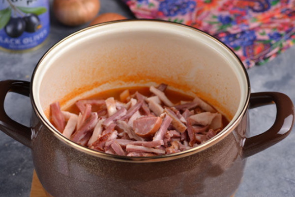 Суп солянка. Рецепт классический с мясом, колбасой, копченостями. Фото, как приготовить