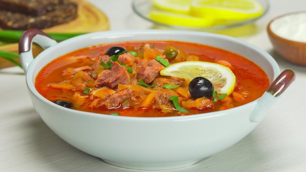 Суп солянка. Рецепт классический с мясом, колбасой, копченостями. Фото, как приготовить