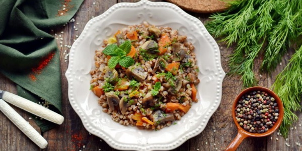 Гречка с шампиньонами. Рецепт с луком, морковью, курицей, сливками в мультиварке, духовке