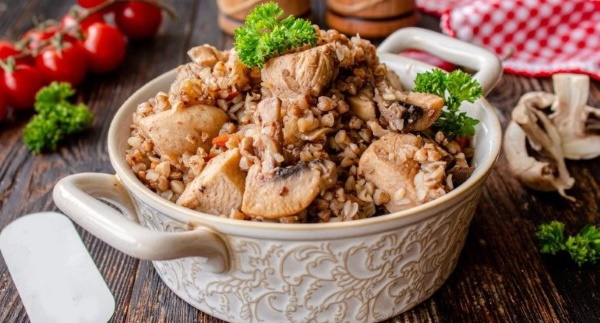 Гречка с шампиньонами. Рецепт с луком, морковью, курицей, сливками в мультиварке, духовке