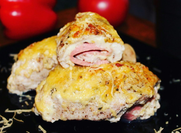Куриный рулет с сыром в духовке в фольге, мультиварке с зеленью, грибами, ветчиной