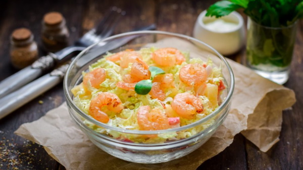 Салат с ананасом и пекинской капустой, с курицей, крабовыми палочками, кукурузой, ветчиной, сыром, гранатом