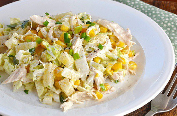 Салат с ананасом и пекинской капустой, с курицей, крабовыми палочками, кукурузой, ветчиной, сыром, гранатом
