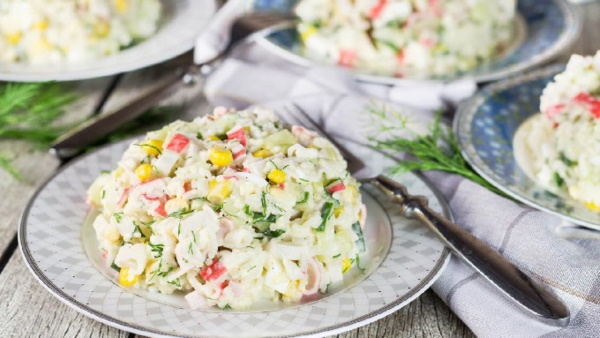 Салаты с крабовыми палочками и морской капустой. Рецепт с яйцом, кукурузой, огурцом, фасолью
