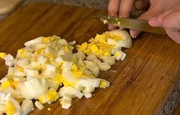 Салаты с крабовыми палочками и морской капустой. Рецепт с яйцом, кукурузой, огурцом, фасолью