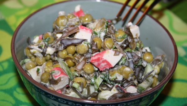 Салаты с крабовыми палочками и морской капустой. Рецепт с яйцом, кукурузой, огурцом, фасолью