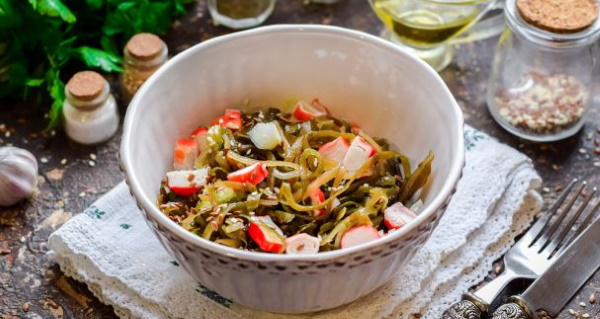 Салаты с крабовыми палочками и морской капустой. Рецепт с яйцом, кукурузой, огурцом, фасолью