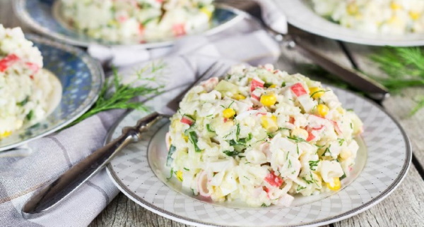 Салат с крабовыми палочками и перцем, сыром, помидором, яйцом, огурцом, фасолью