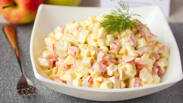 Салат с крабовыми палочками и перцем, сыром, помидором, яйцом, огурцом, фасолью