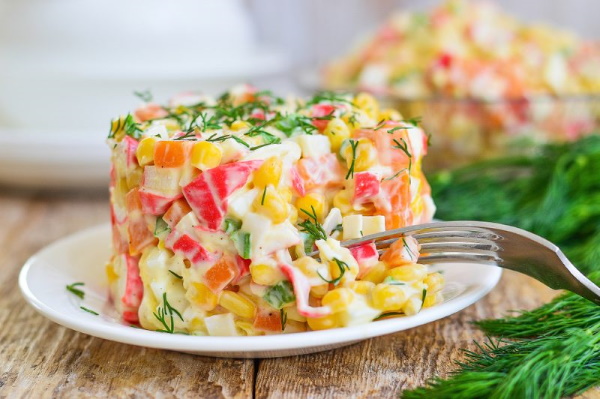 Салат с крабовыми палочками и перцем, сыром, помидором, яйцом, огурцом, фасолью
