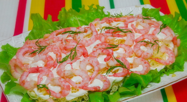 Салат с крабовыми палочками и перцем, сыром, помидором, яйцом, огурцом, фасолью