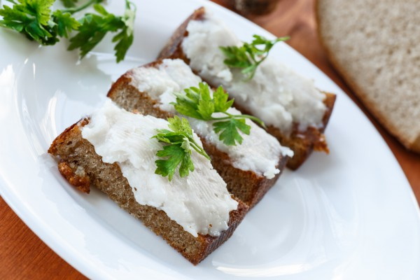 Сало вареное. Вкусный рецепт в луковой шелухе, пакете, чайной заварке со специями, чесноком