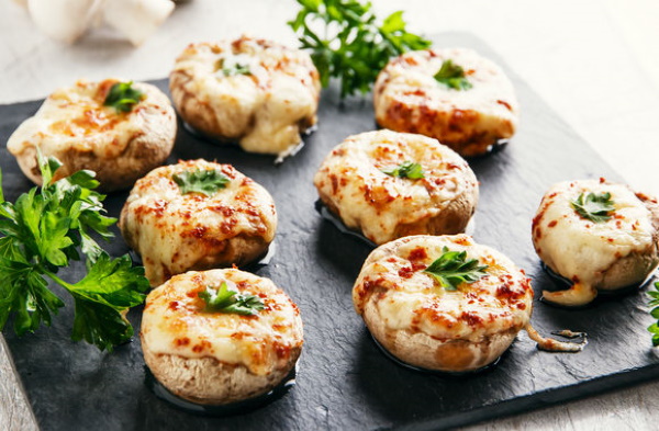 Шампиньоны с сыром и чесноком в духовке. Рецепт со сметаной, майонезом, луком, курицей