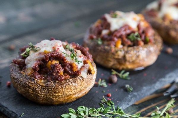 Шампиньоны с сыром и чесноком в духовке. Рецепт со сметаной, майонезом, луком, курицей