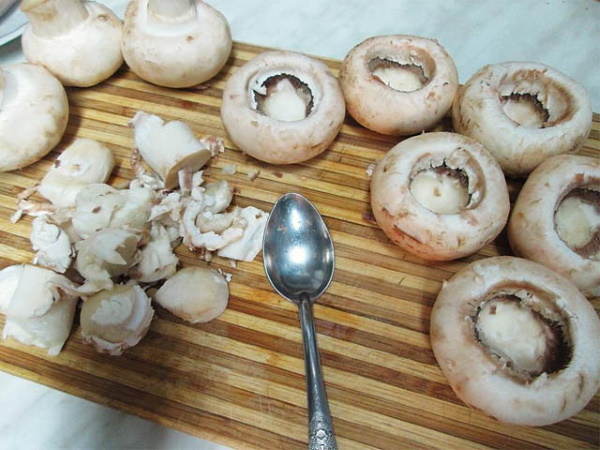 Шампиньоны с сыром и чесноком в духовке. Рецепт со сметаной, майонезом, луком, курицей