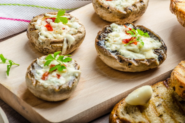 Шампиньоны с сыром и чесноком в духовке. Рецепт со сметаной, майонезом, луком, курицей