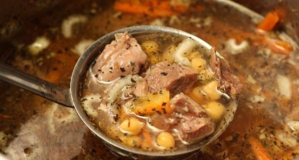 суп куриный с нутом в мультиварке. sup iz nuta 7. суп куриный с нутом в мультиварке фото. суп куриный с нутом в мультиварке-sup iz nuta 7. картинка суп куриный с нутом в мультиварке. картинка sup iz nuta 7. Зима нынче сырая, промозглая ветреная. Ни снежку тебе скрипучего, ни морозца ядреного, ни солнечного блеска на заиндивевших ветвях. Это не те холода, что полезны для здоровья! Это леденящая сырость, от которой хочется чихать и кашлять, и прятаться дома, и лечиться горячим куриным супчиком.