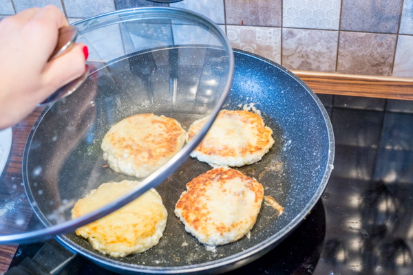 сырники с кокосовой мукой и манкой. syrniki iz kokosovoy muki 10. сырники с кокосовой мукой и манкой фото. сырники с кокосовой мукой и манкой-syrniki iz kokosovoy muki 10. картинка сырники с кокосовой мукой и манкой. картинка syrniki iz kokosovoy muki 10. У меня сегодня очень вкусные и необычные сырники.