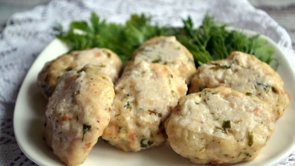 Биточки из куриного фарша в духовке, на пару, сковороде. Рецепт с подливкой, рисом, сыром, кабачком, манкой