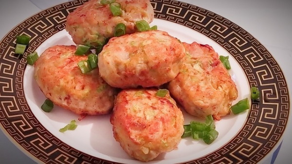 Биточки из куриного фарша в духовке, на пару, сковороде. Рецепт с подливкой, рисом, сыром, кабачком, манкой