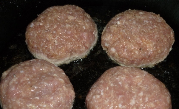 Биточки из куриного фарша в духовке, на пару, сковороде. Рецепт с подливкой, рисом, сыром, кабачком, манкой