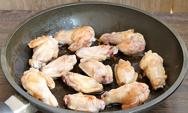 Куриные крылышки с макаронами на сковороде рецепт с фото пошагово