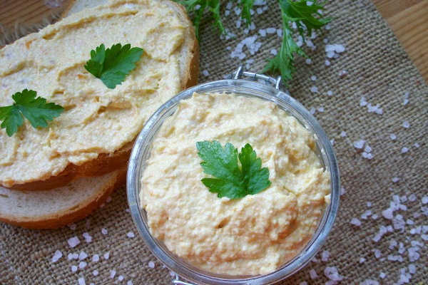 Намазка на хлеб из селедки. Рецепт из моркови, масла, плавленного сыра, яиц