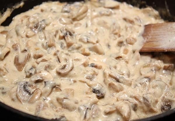 Подливы с грибами шампиньонами. Рецепт со сметаной, сливками, курицей, мясом, постная