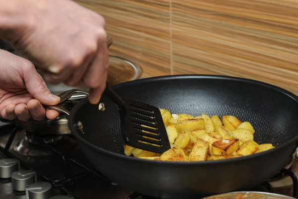 Как вкусно пожарить картошку на сковороде, с чем на ужин
