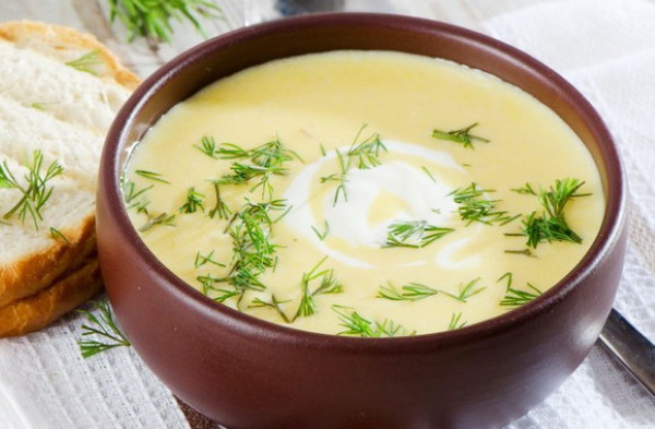 суп пюре с курицей рецепты приготовления картофельный. sup pyure kurinyy s kartofelem 2. суп пюре с курицей рецепты приготовления картофельный фото. суп пюре с курицей рецепты приготовления картофельный-sup pyure kurinyy s kartofelem 2. картинка суп пюре с курицей рецепты приготовления картофельный. картинка sup pyure kurinyy s kartofelem 2. Густые супы — это удивительно сытно и согревающе. А супы-пюре – еще и очень приятная бархатная консистенция, ценимая бабушками, любимая детьми, почитаемая мужчинами. Наш сегодняшний рецепт диетический. Куриный бульон в сочетании с картофелем, морковью и луком – куда уж традиционнее. Но суть простого домашнего картофельного супчика в корне меняет консистенция. Она превращает блюдо в респектабельное ресторанное первое. Приступим? Вот вам пошаговые рецепты курино-картофельного супа с фото.