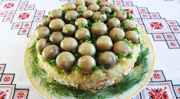 Салат Полянка с шампиньонами и курицей. Рецепты с фото