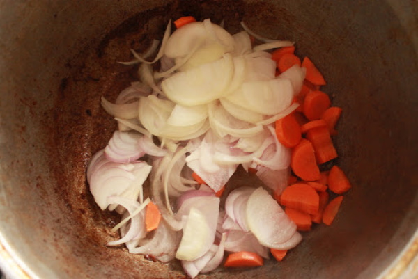 Жаркое в казане с картошкой и свининой, овощами, грибами, капустой. Рецепт с фото