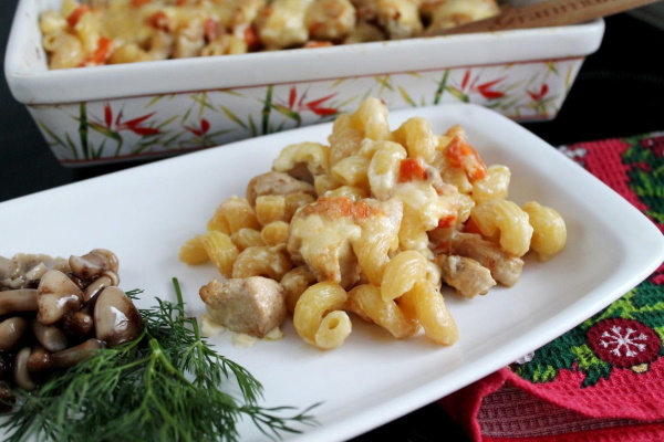 Макароны, тушеные в сковороде с мясом, курицей, овощами