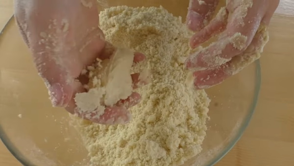 Песочный пирог с яблоками и крошкой сверху в духовке. Рецепт