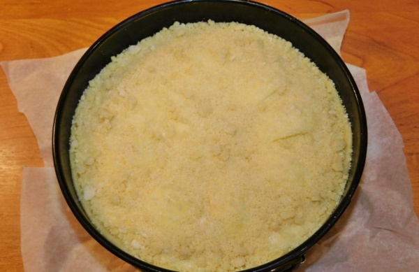 Песочный пирог с яблоками и крошкой сверху в духовке. Рецепт