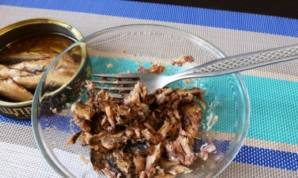 Салаты из шпрот с яйцом, огурцом, картошкой, сыром