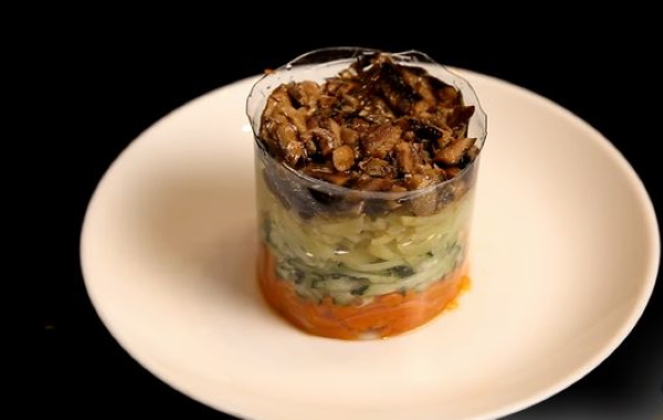 Салаты из шпрот с яйцом, огурцом, картошкой, сыром